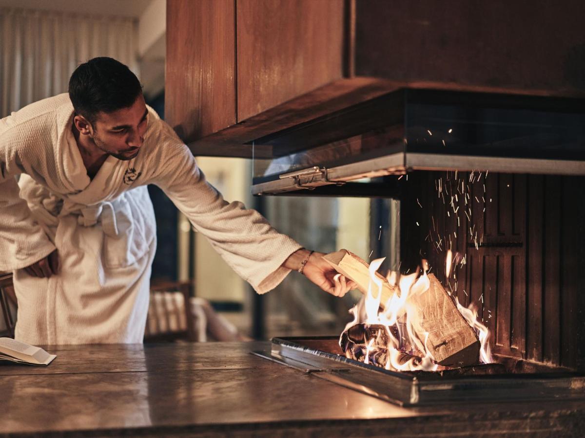 A-Rosa Ifen Hotel Kleinwalsertal Hirschegg  Dış mekan fotoğraf A chef cooking with a blowtorch
