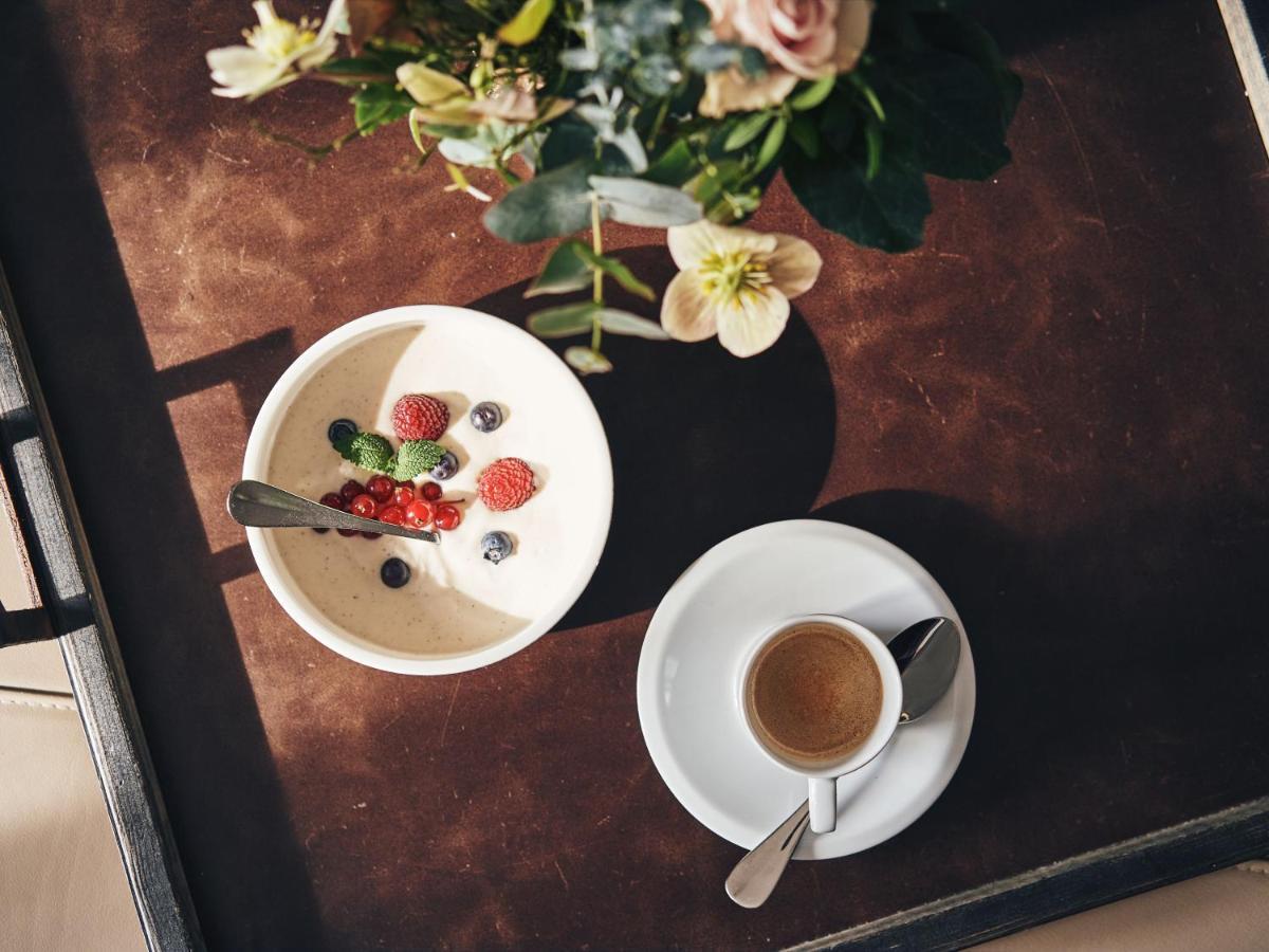 A-Rosa Ifen Hotel Kleinwalsertal Hirschegg  Dış mekan fotoğraf A cup of coffee and a bowl of fruit