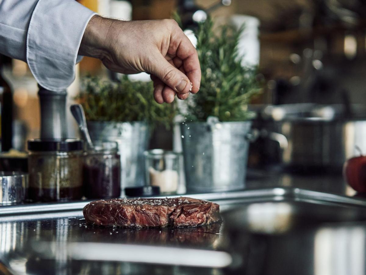 A-Rosa Ifen Hotel Kleinwalsertal Hirschegg  Dış mekan fotoğraf Seasoning a steak