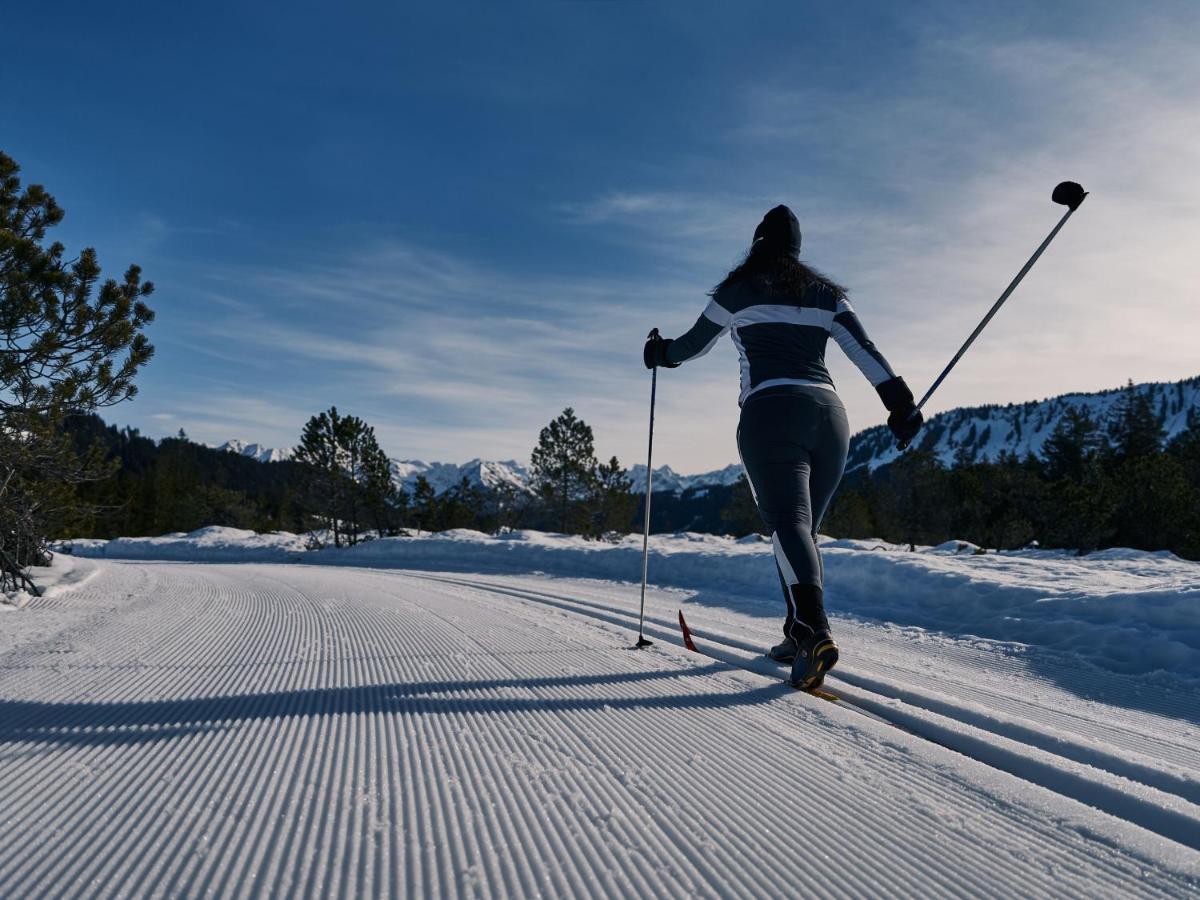 A-Rosa Ifen Hotel Kleinwalsertal Hirschegg  Dış mekan fotoğraf Cross-country skier on a track