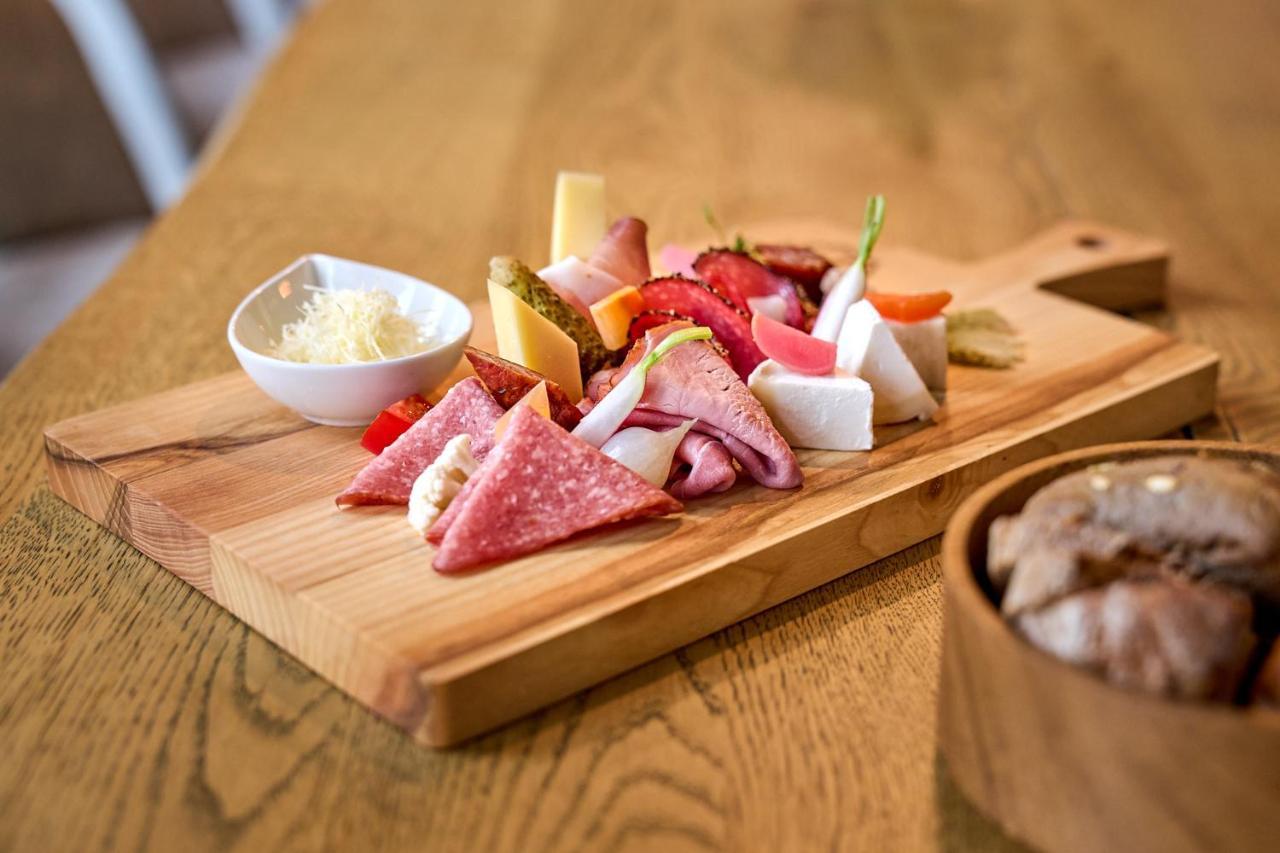 A-Rosa Ifen Hotel Kleinwalsertal Hirschegg  Dış mekan fotoğraf A selection of cured meats and cheese