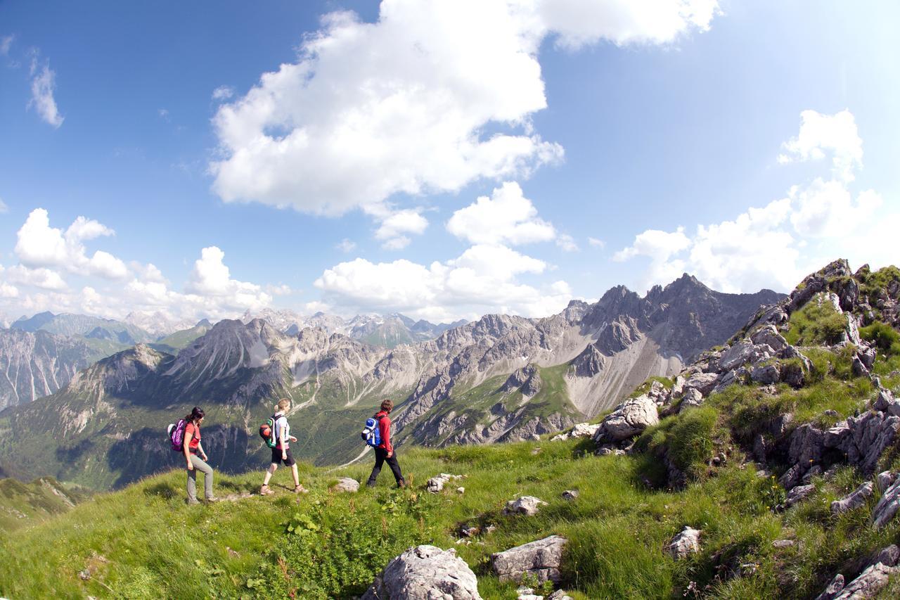 A-Rosa Ifen Hotel Kleinwalsertal Hirschegg  Dış mekan fotoğraf Hiking in the Alps