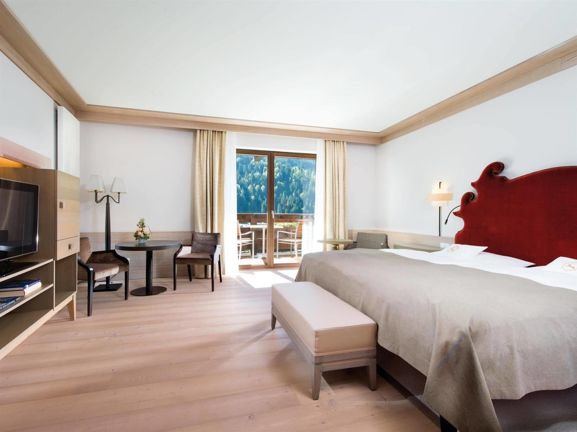 A-Rosa Ifen Hotel Kleinwalsertal Hirschegg  Dış mekan fotoğraf A room at the Hotel Axelmannstein