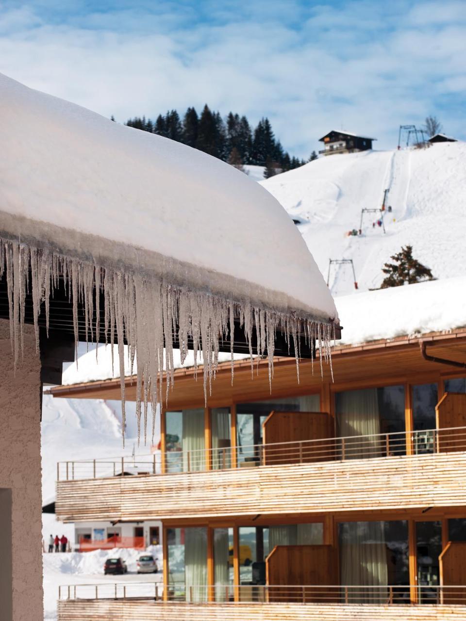 A-Rosa Ifen Hotel Kleinwalsertal Hirschegg  Dış mekan fotoğraf Icicles on a building